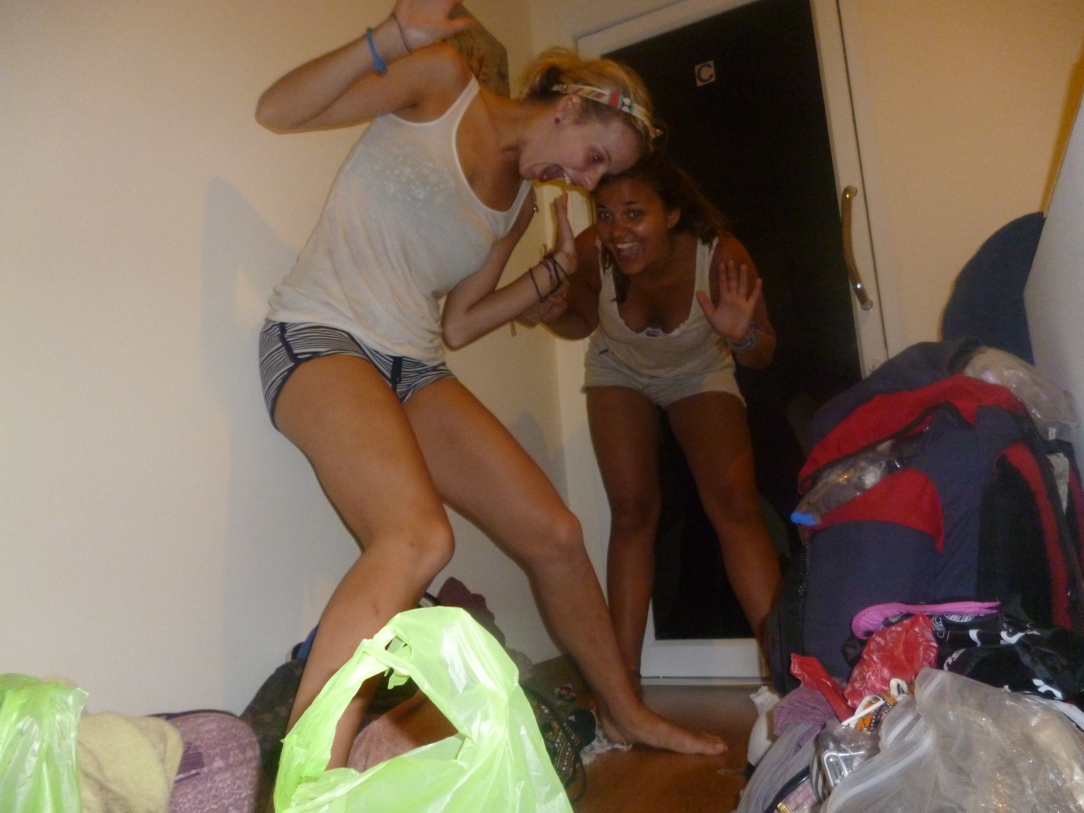 Пьяные девчонки в общежитии
